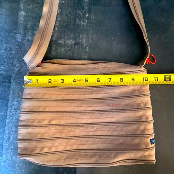 “Goldilocks” size Purse made from 1 zipper! 10 in. wide and 8.5 in. long. New. - Picture 1 of 14